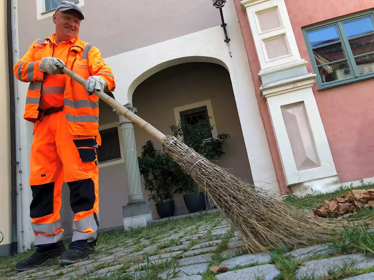 Handarbeit statt Laubbläser: Die Reisigbesen-Kehrer von Kempten