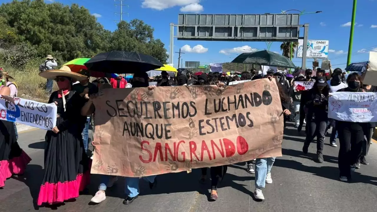 'Seguiremos luchando': estudiantes de la UAEH protestan contra el rector y rememoran a los 43 normalistas de Ayotzinapa