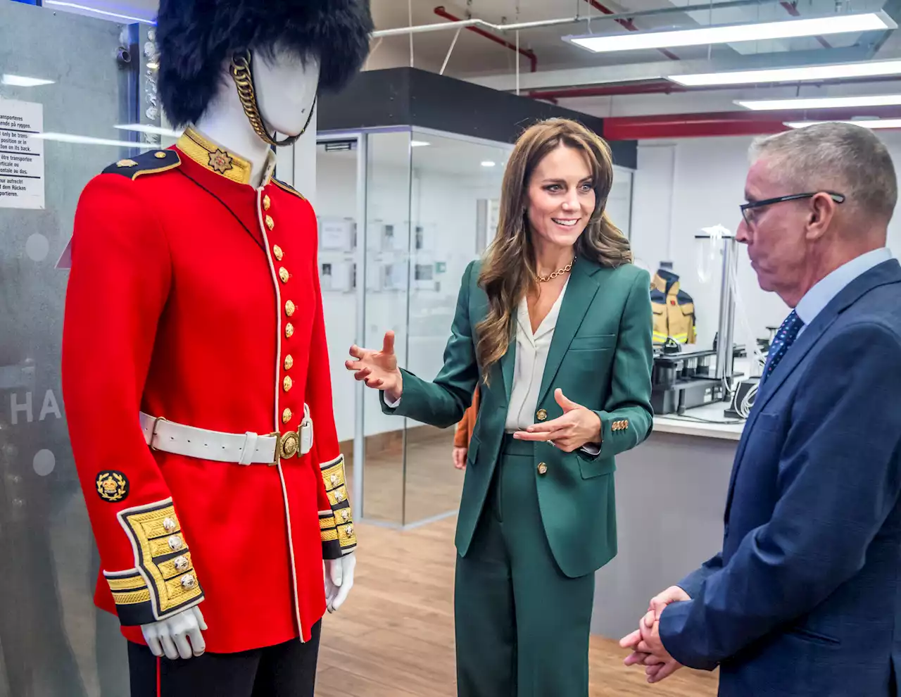 Kate Middleton visita una fabbrica tessile. Che avrebbe potuto essere sua