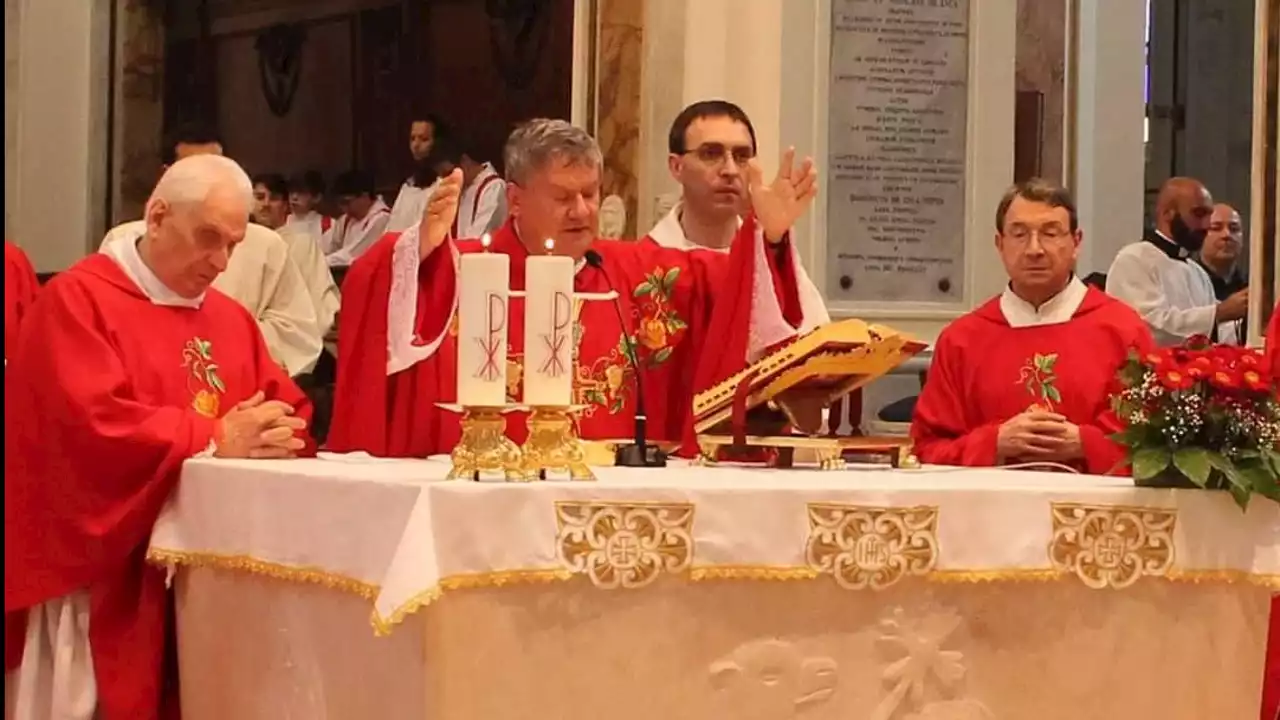 Bufera in chiesa nel napoletano don Tommaso celebra messa per il boss morto Matteo Messina Denaro