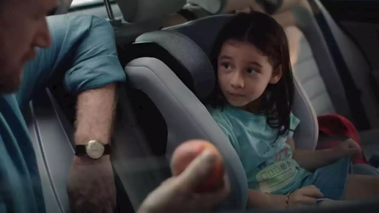 Lo spot dell'Esselunga con la bimba che scappa per prendere una pesca divide