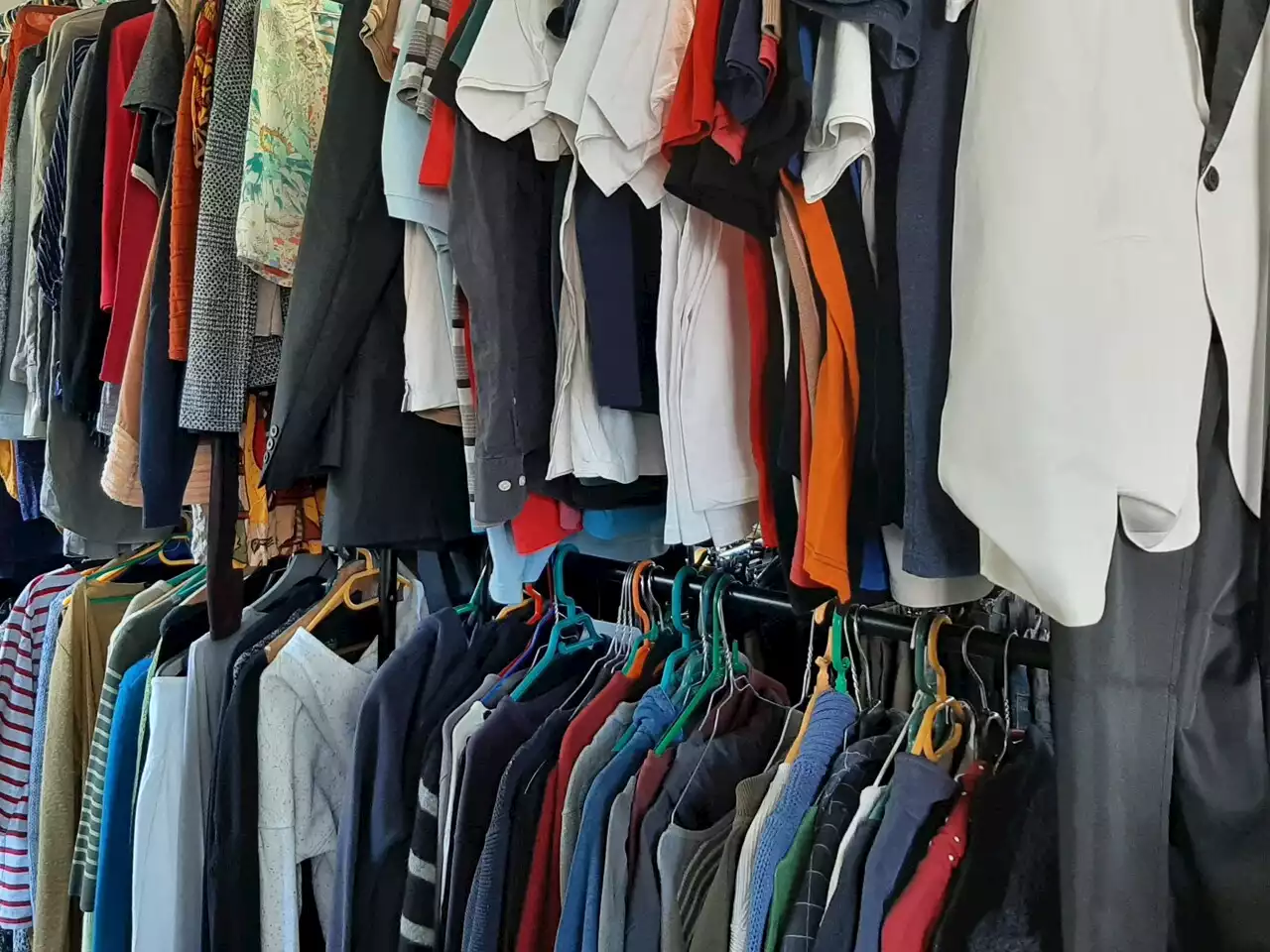 Bon plan : une immense vente de vêtements vintage au kilo prévue au Mans