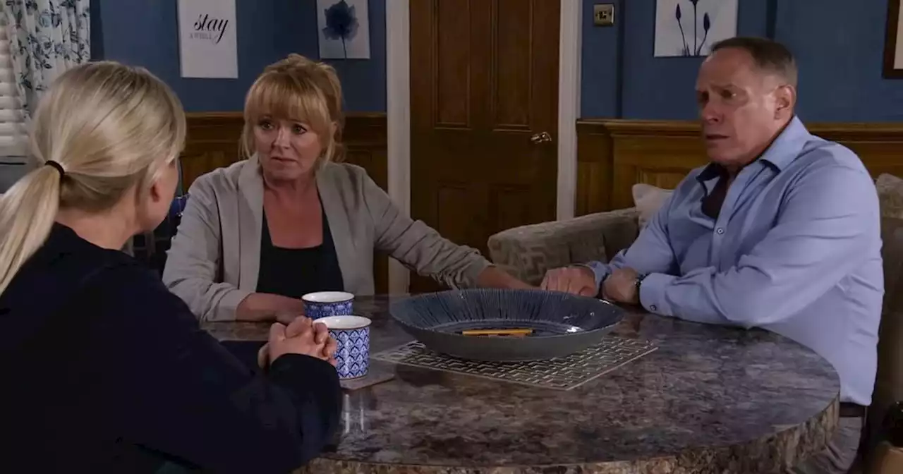 Corrie fans say character is 'on to' Stephen after sign as star teases return