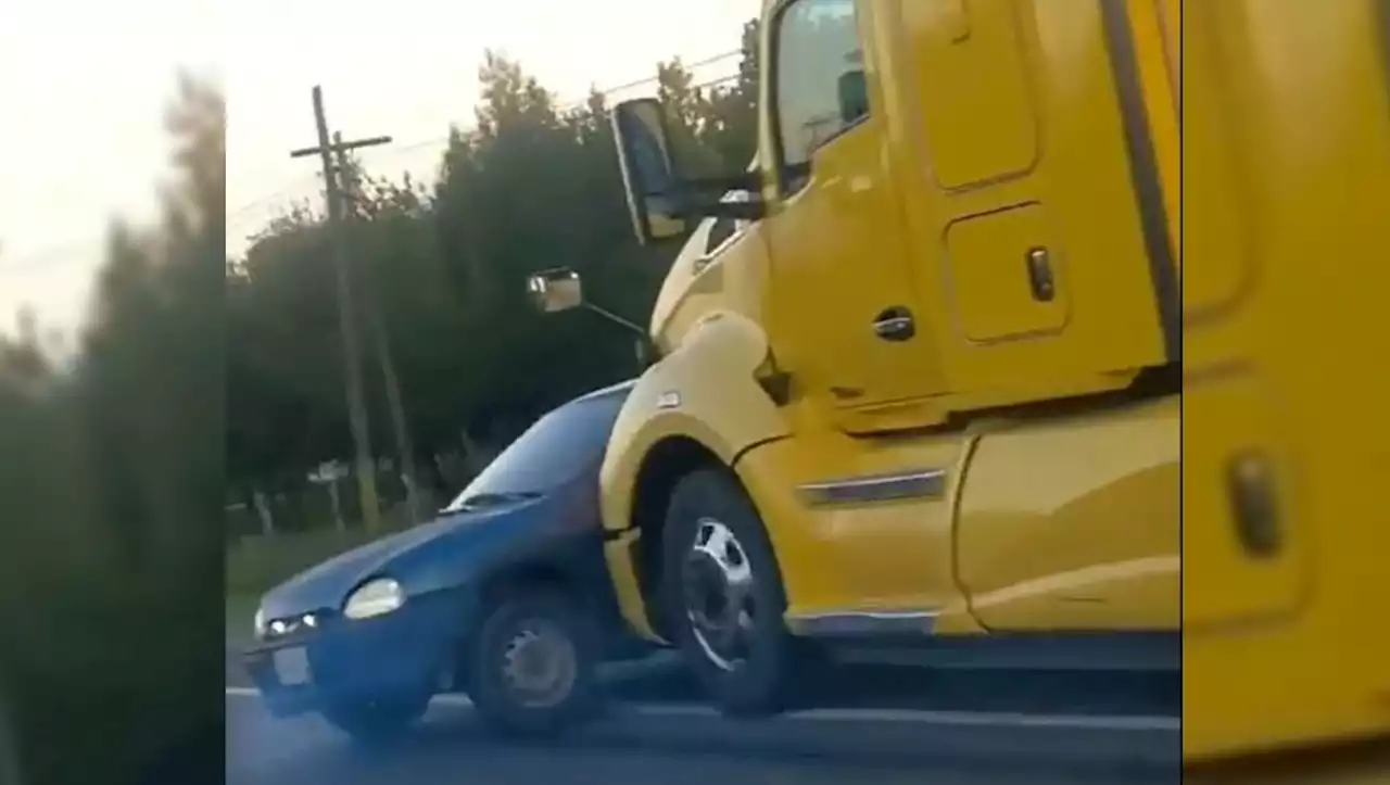 Tráiler arrastra vehículo en la Carretera Nacional en Nuevo León