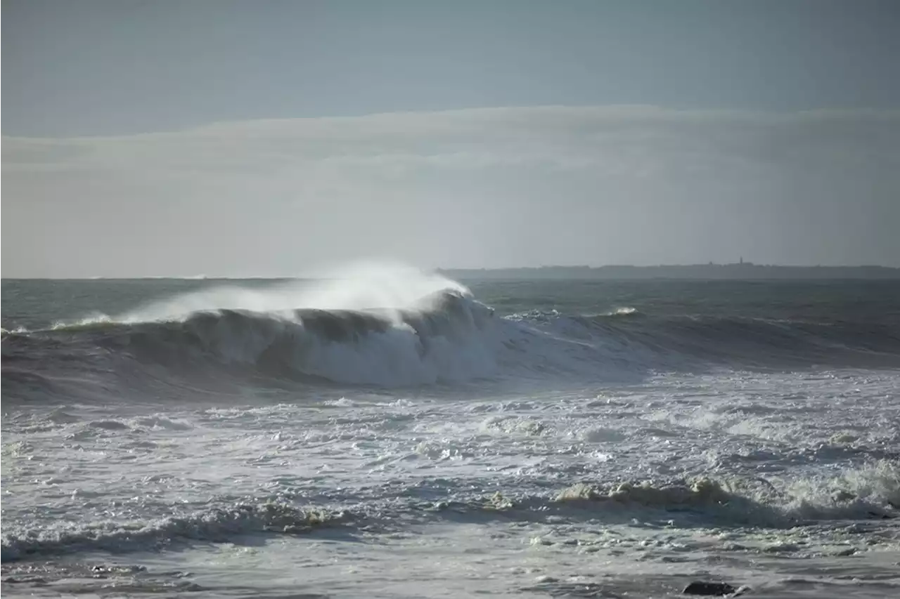 KwaZulu-Natal residents brace themselves after warning of damaging waves of up to 5 metres