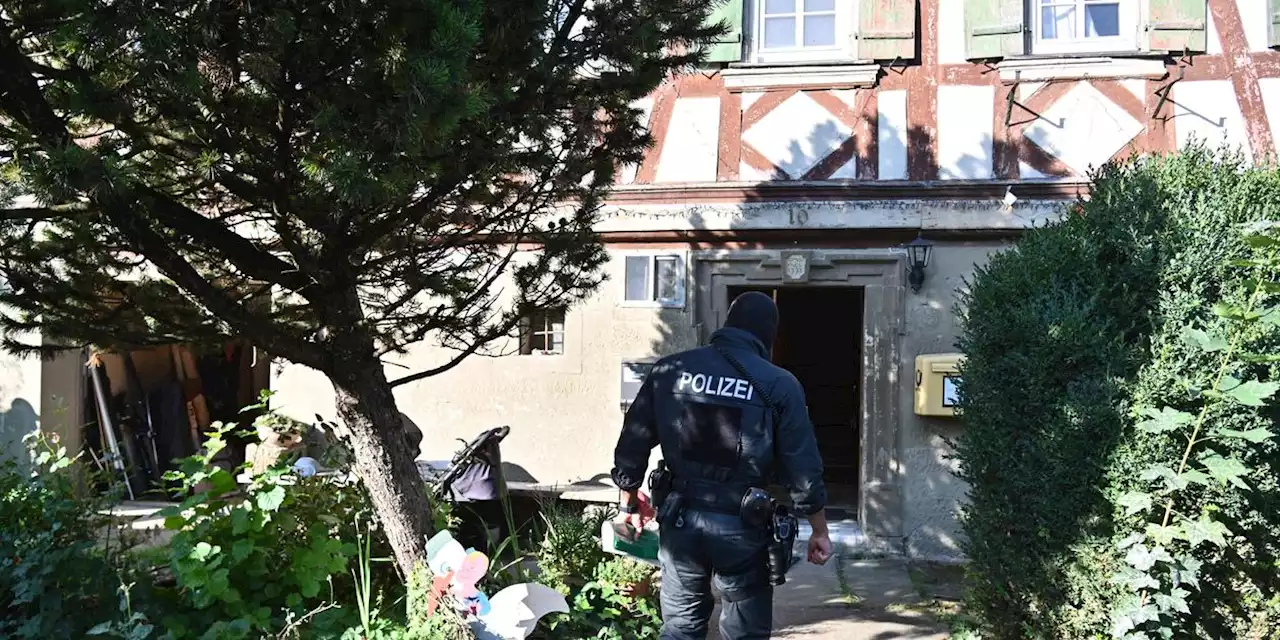 Razzia gegen Neonazis in Mittelfranken: Polizei setzt Verbot der völkischen 'Artgemeinschaft' durch