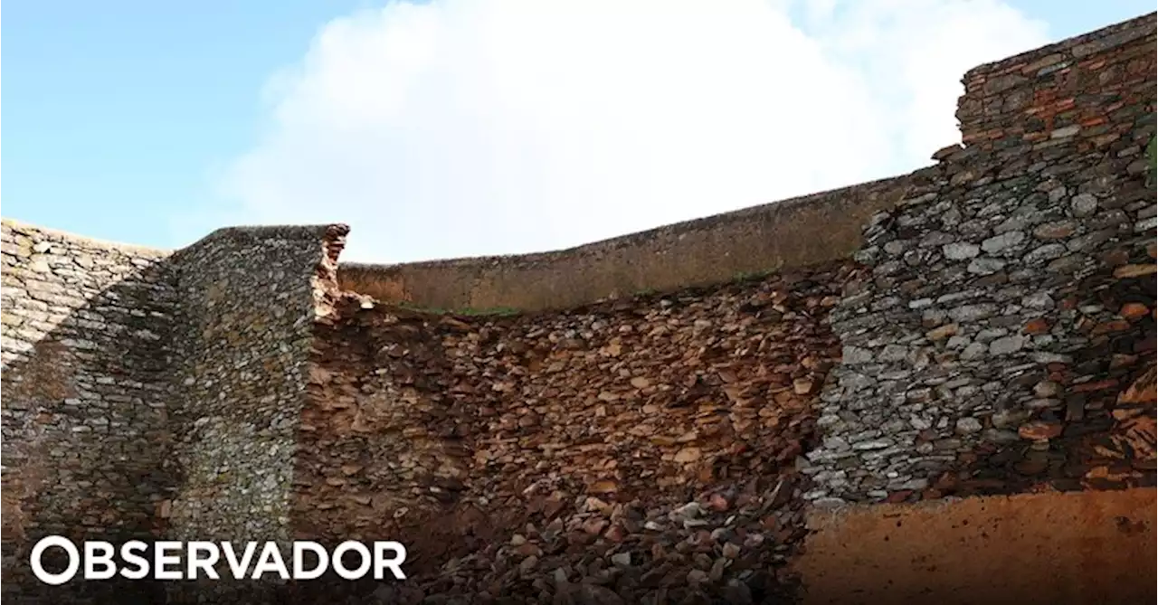 Intervenção de urgência em troço da muralha de Évora para evitar agravamento de fissuras