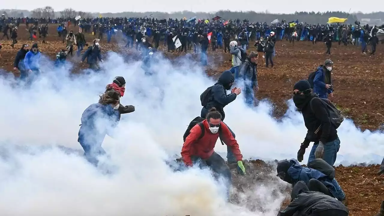 Violences à Sainte-Soline : deux visions d’une manifestation qui a dégénéré