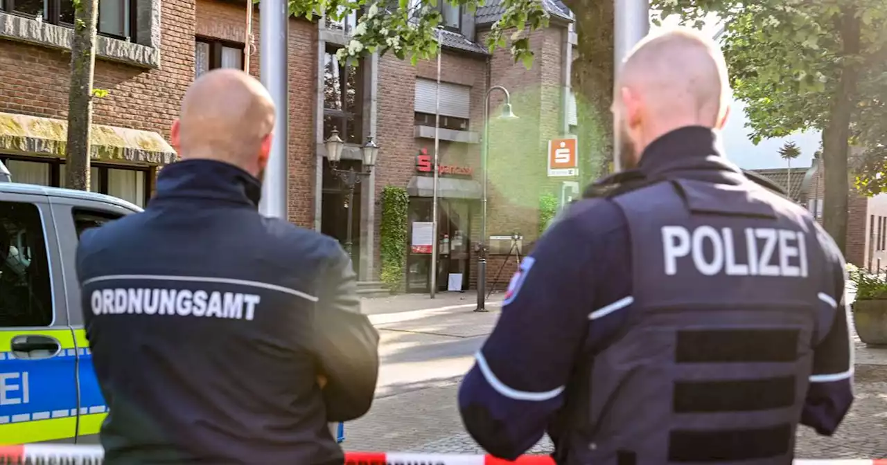 Polizei fahndet nach Tätern: Unbekannte sprengen Geldautomaten in NRW