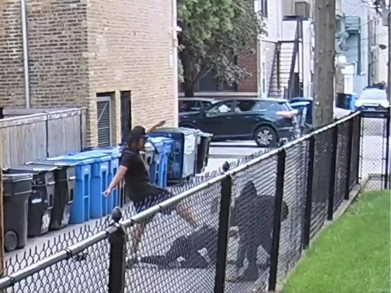 Video shows man getting viciously attacked, robbed in Chicago alley