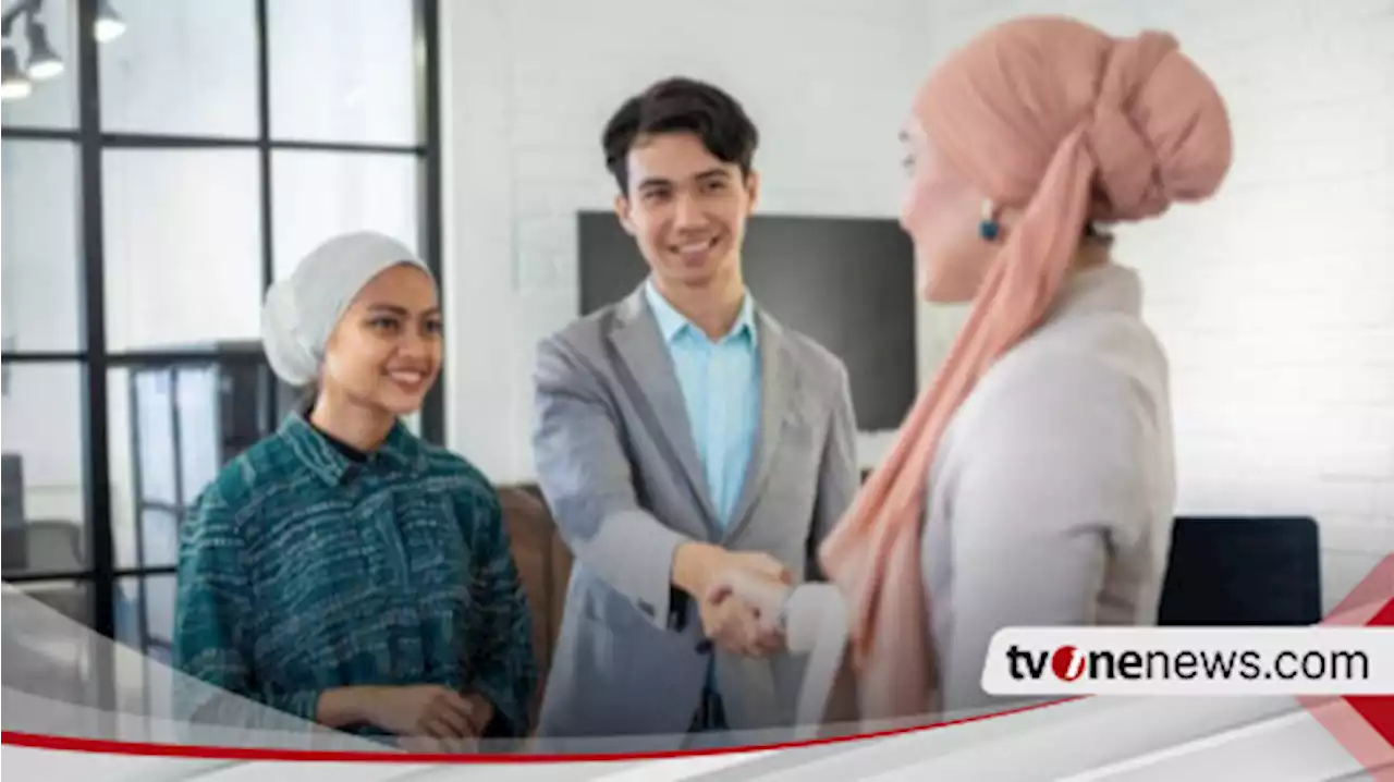 Kalau Sudah Kenal, Memangnya Boleh Laki-laki dan Perempuan yang Bukan Mahram Berjabat Tangan? Ustaz Adi Hidayat Bilang, Ternyata...