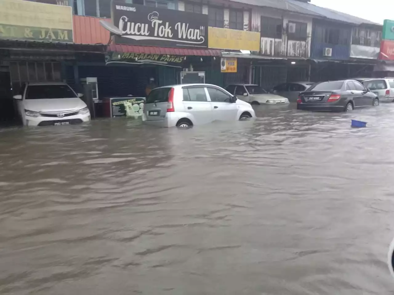 Pekan Guar Cempedak pula dinaiki air