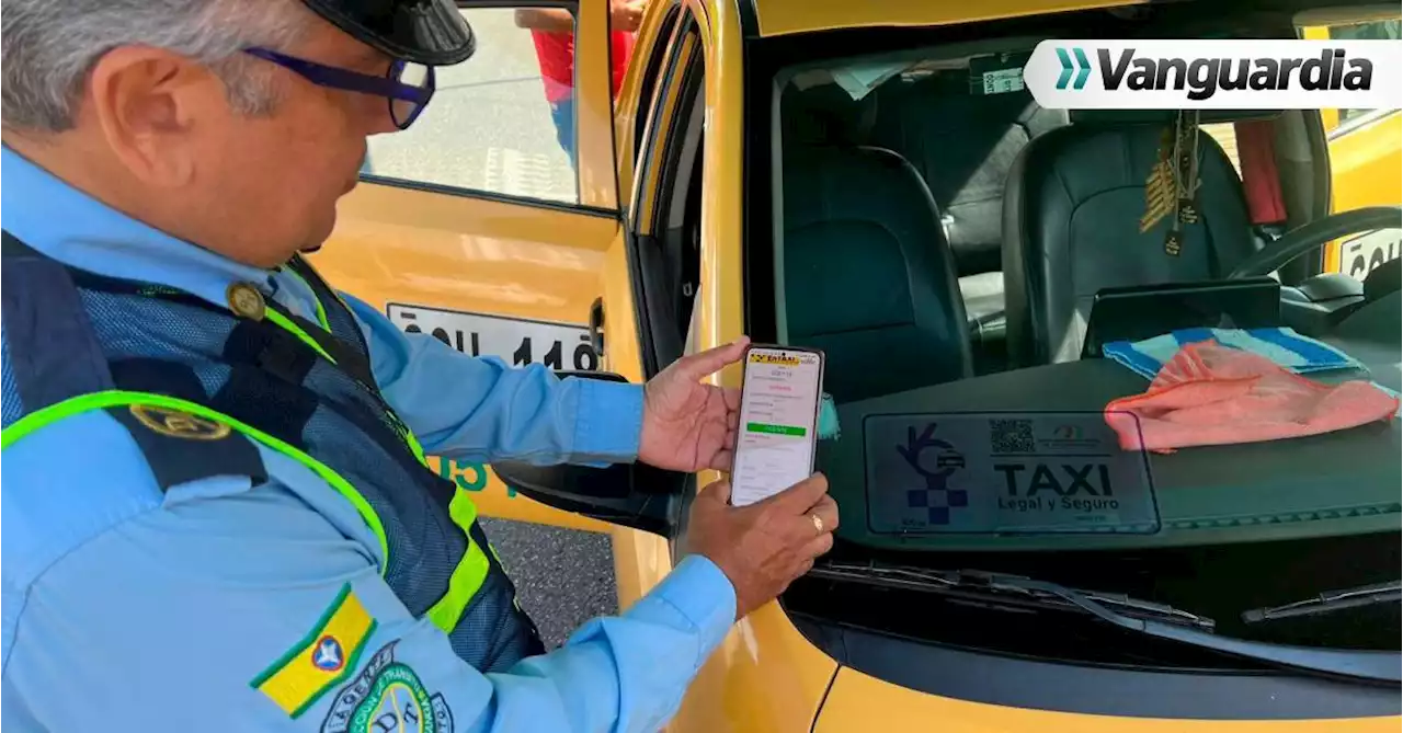 Con nueva calcomanía, las autoridades refuerzan medidas de seguridad en el servicio de taxi en Bucaramanga