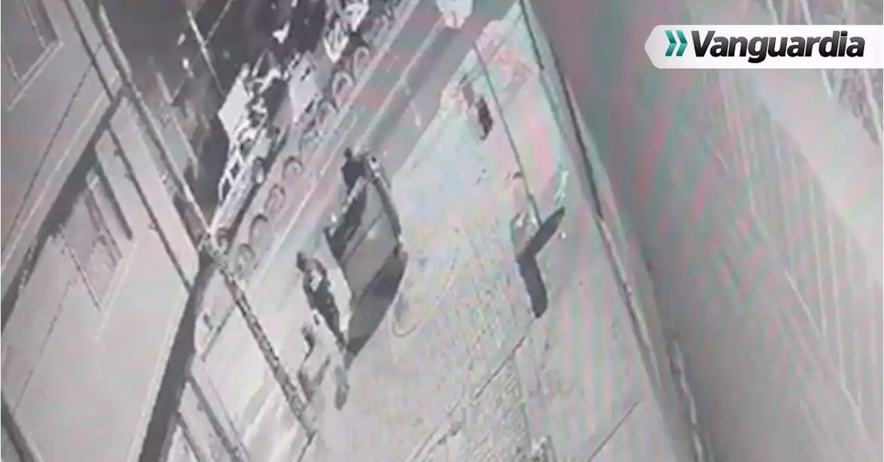 Video: sujeto habría abandonado el cuerpo de un hombre tras haberlo torturado