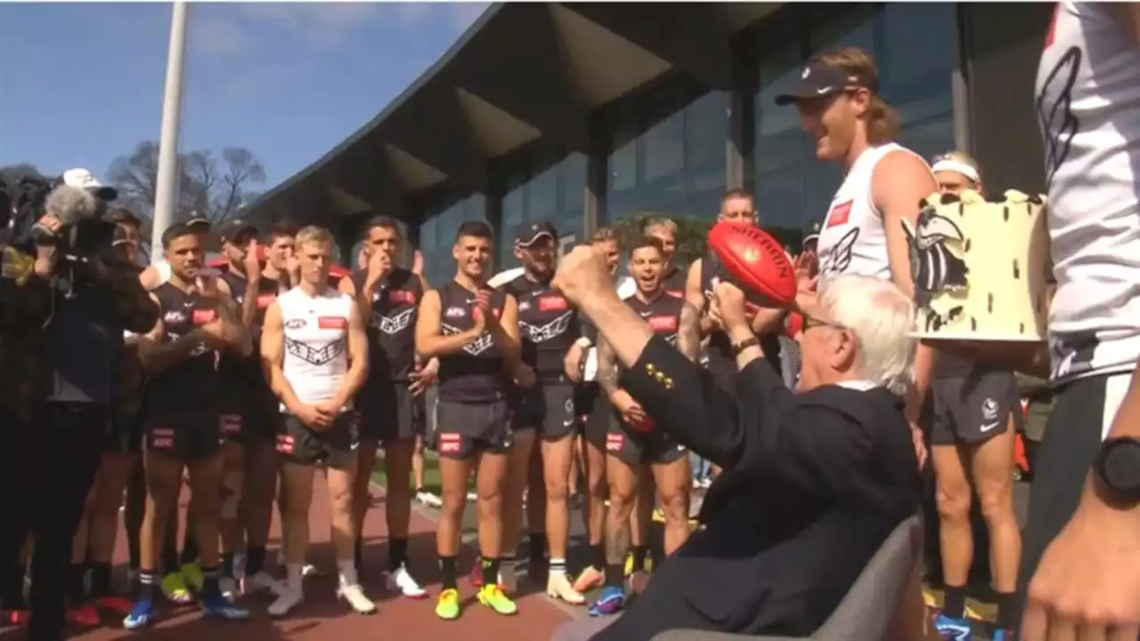 Magpies players pause grand final training for heartwarming act