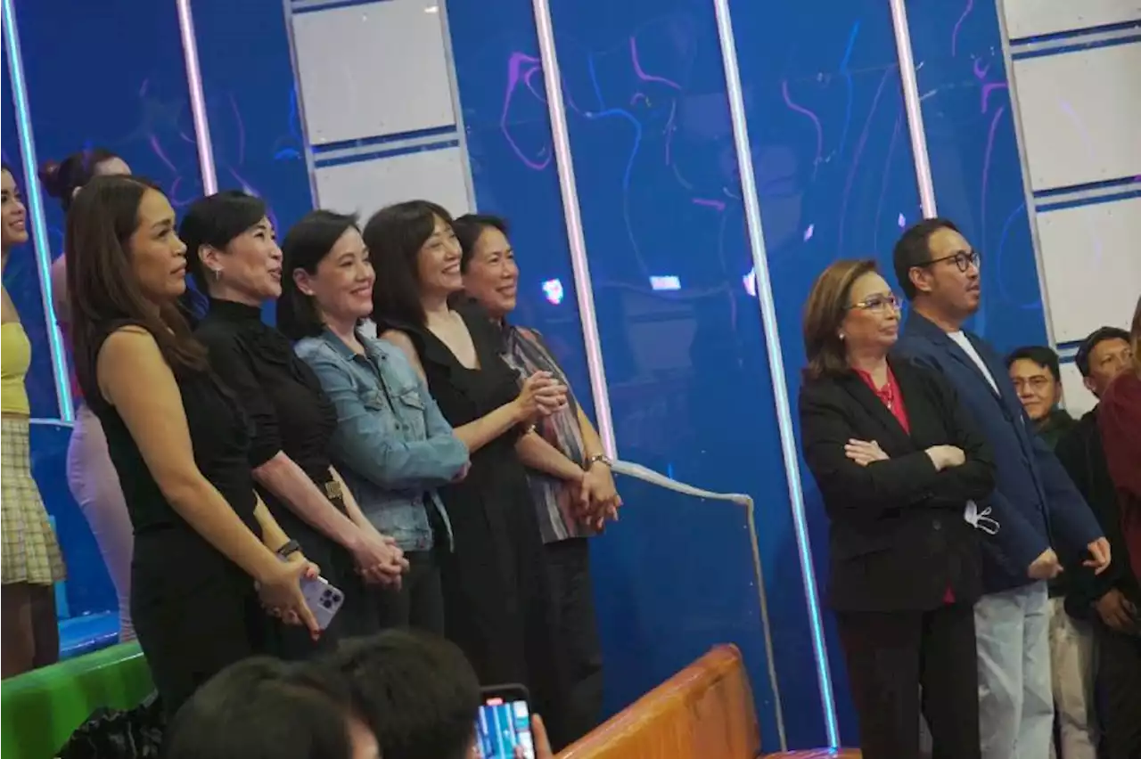 ABS-CBN, GMA-7 execs join 'It's Showtime' opening