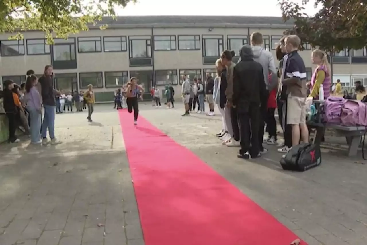 Leerlingen GO! atheneum Klein-Brabant tonen sportoutfits tijdens modeshow op Dag van de Sportclub