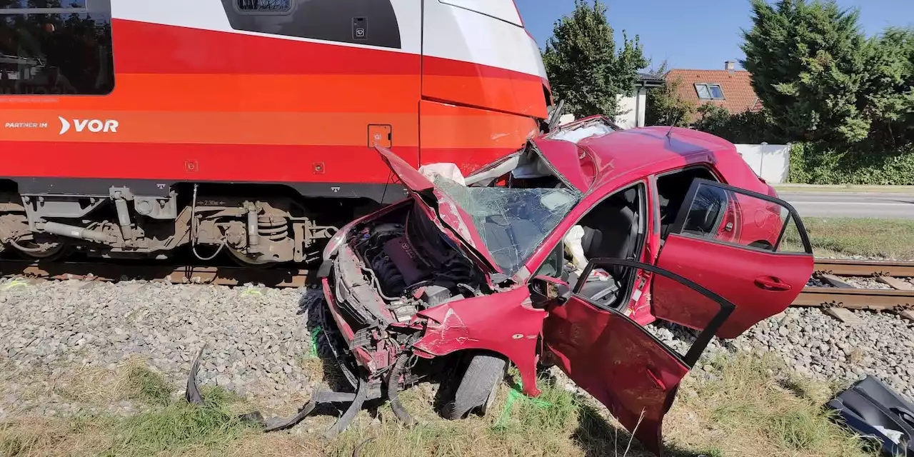 Todescrash! Frau querte bei Rotlicht Bahnübergang