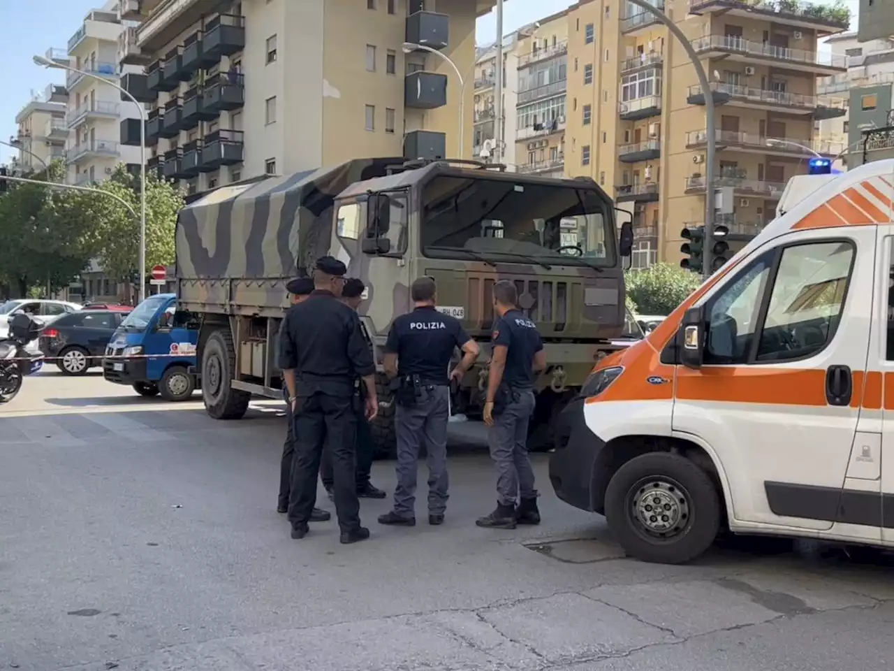 Palermo, attraversa la strada e viene travolta da un camion dell'Esercito: donna morta sul colpo