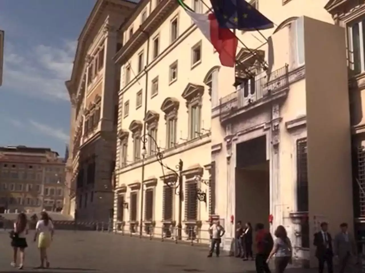 Via le transenne, Giorgia Meloni riapre al pubblico Piazza Colonna a Roma