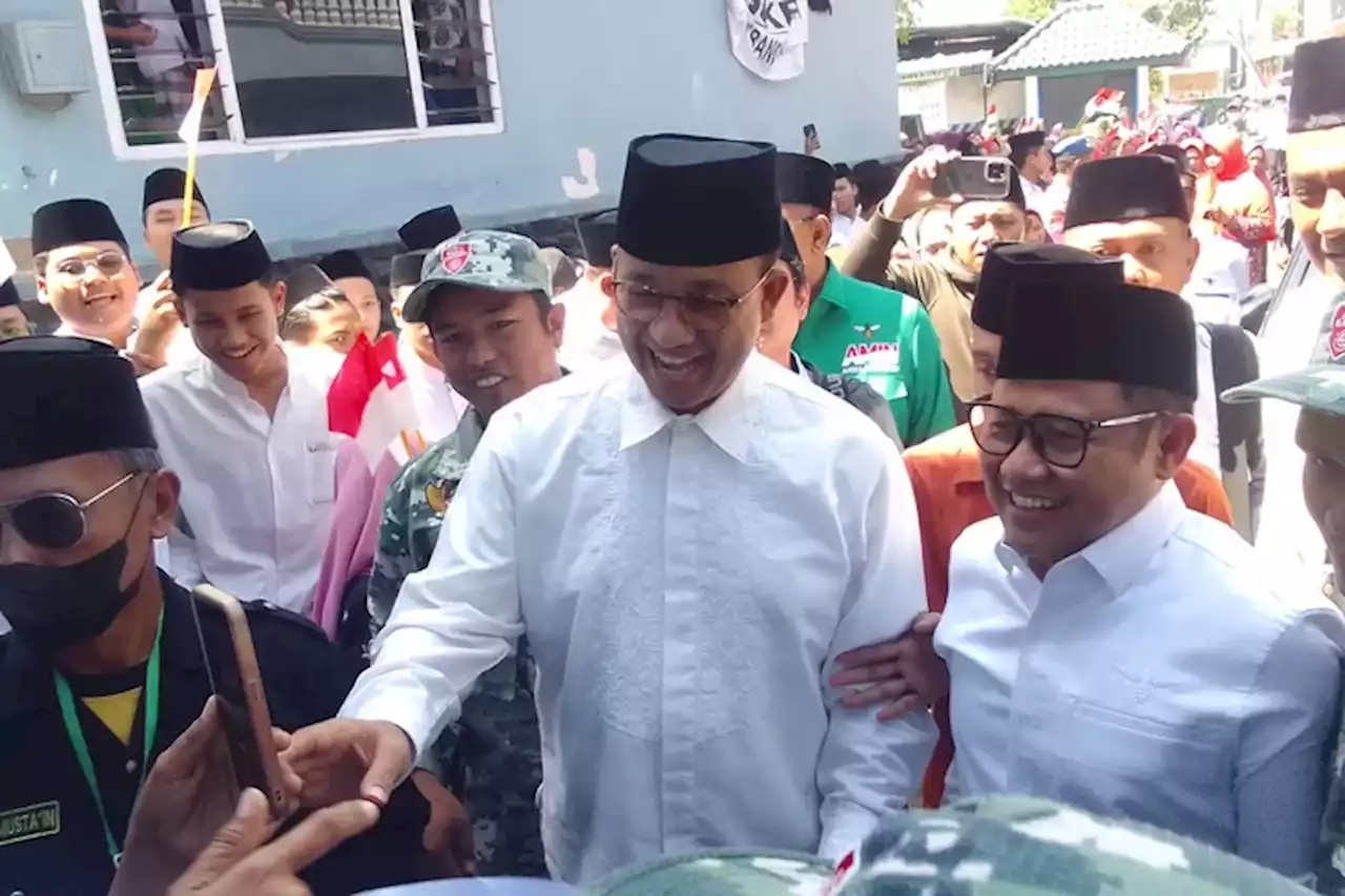 Tiba di Banyuwangi, Anies-Cak Imin Disambut Emak-emak hingga Ribuan Santri