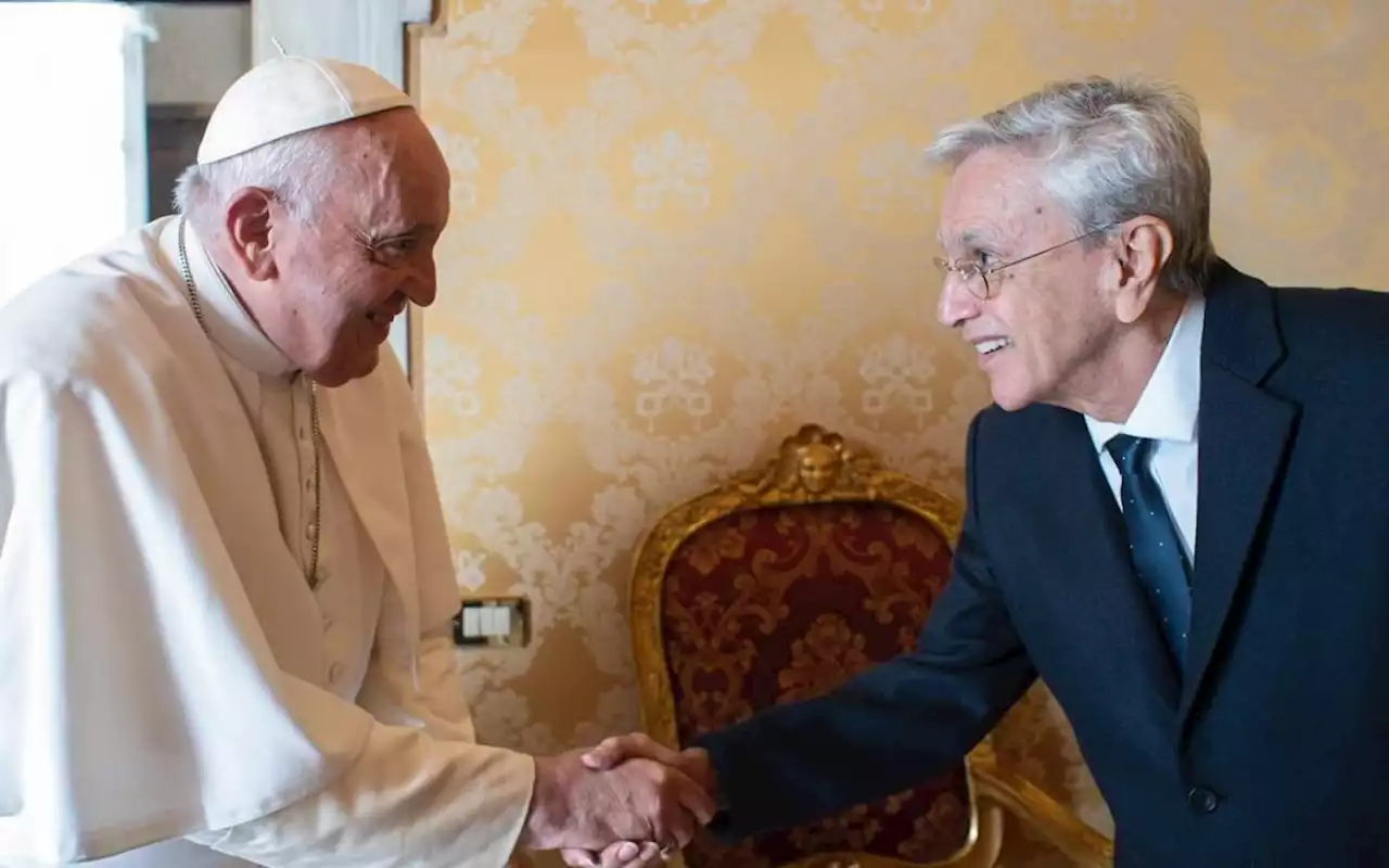 Caetano Veloso encontra Papa Francisco no Vaticano e faz pedido especial; saiba mais | Celebridades