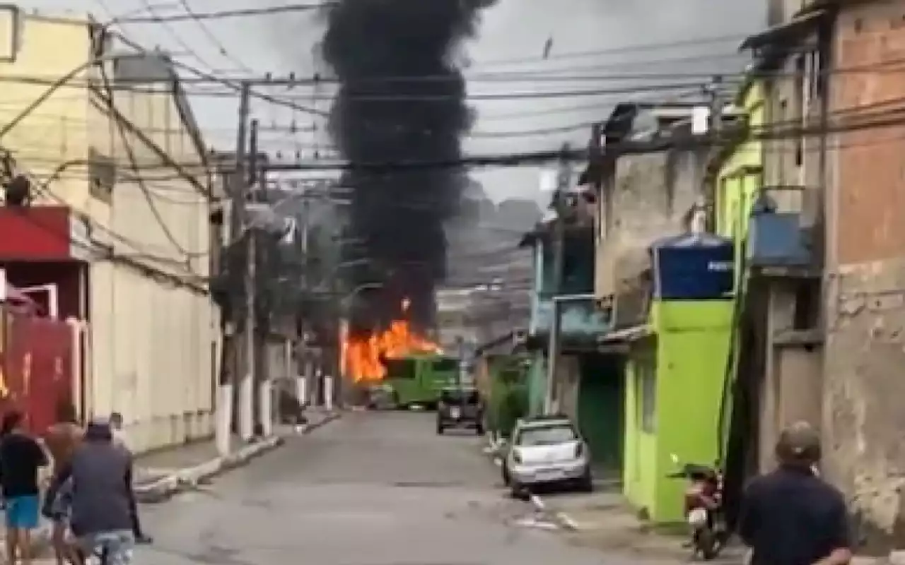 Criminosos incendeiam dois ônibus em Caxias durante guerra entre facções | Rio de Janeiro