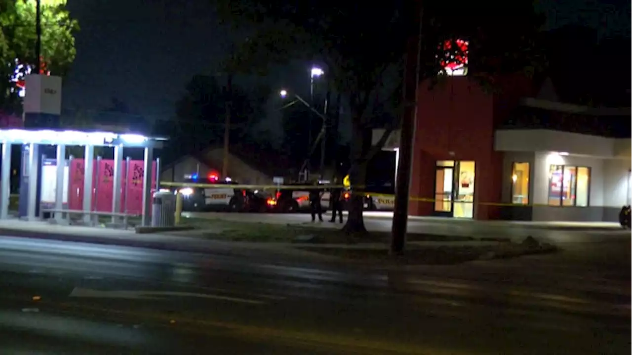 2 people wounded in overnight shootout in front of Jack in the Box restaurant, SAPD says