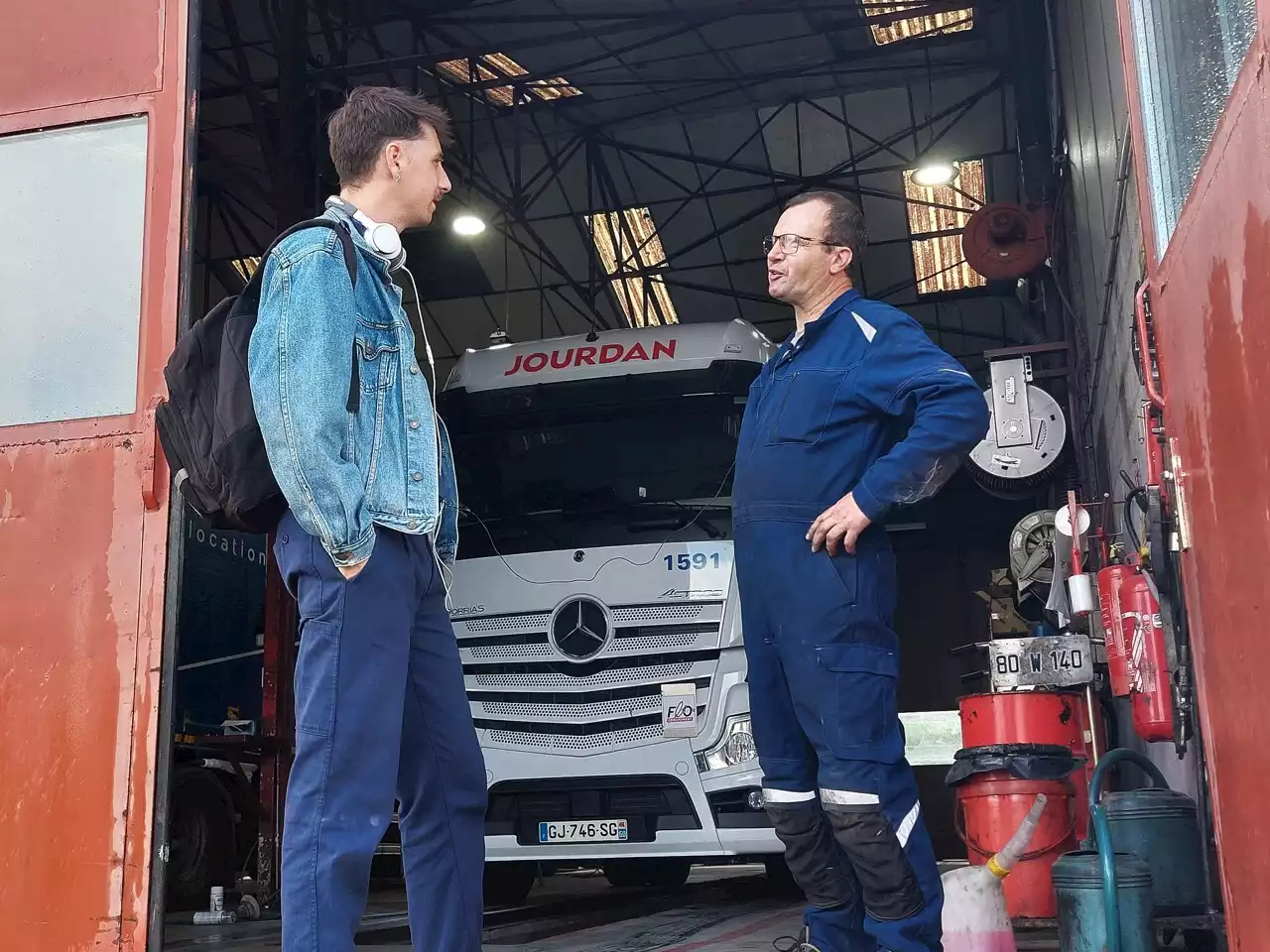 Saint-Hilaire-du-Harcouët : un artiste parmi les routiers des Transports Jourdan