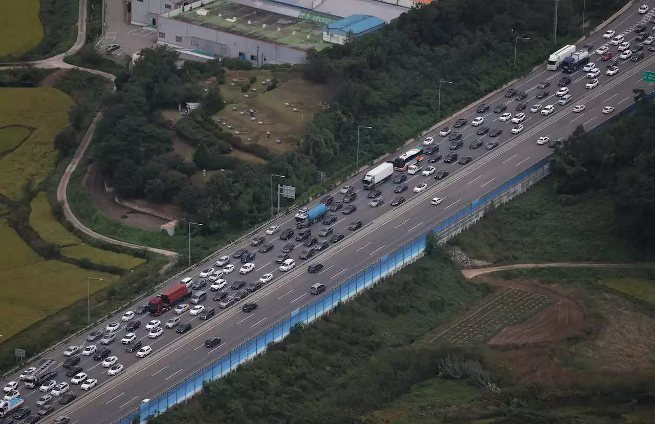 [속보] 연휴 첫날 귀성길 정체 본격화…서울→부산 9시간10분