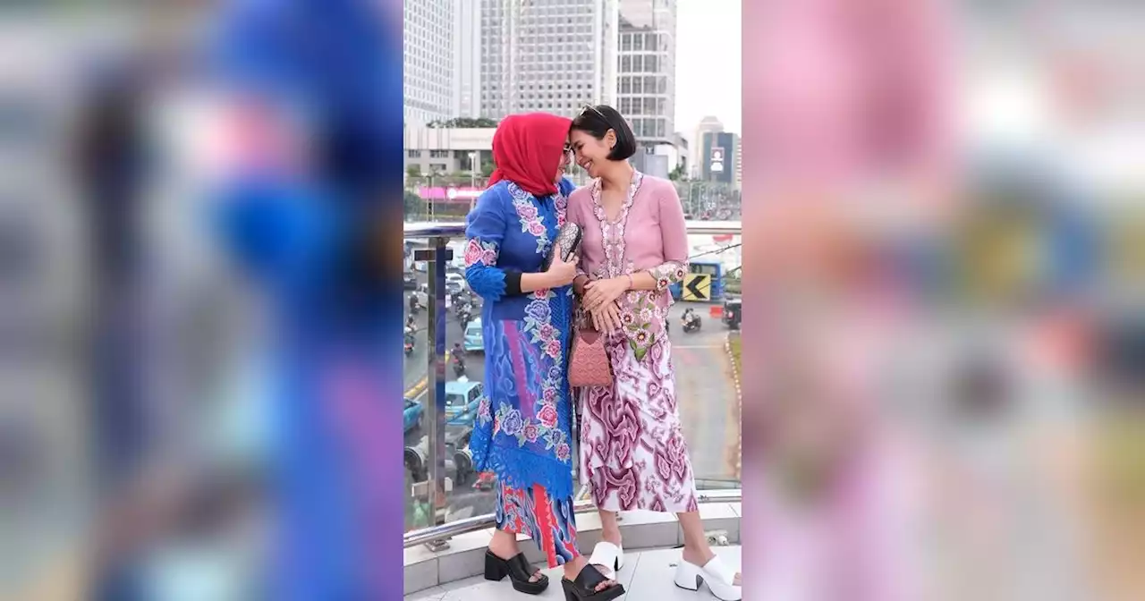 10 Potret Cantik Caca Tengker Kompak Pakai Kebaya dengan Mama Rieta, Penampilannya Curi Perhatian