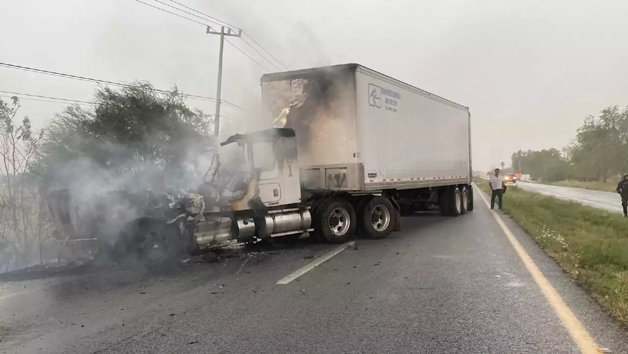 Estudiantes de Tampico, afectados por bloqueo en carretera Hualahuises