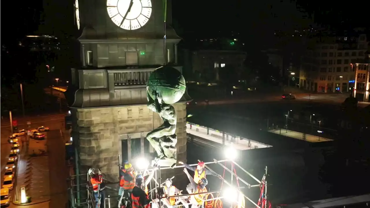 Hamburger Hauptbahnhof: Atlas-Skulptur zurück auf dem Dach