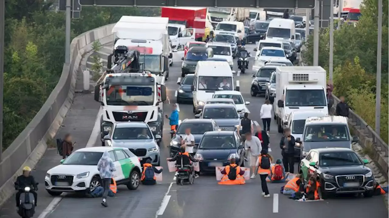 Klima-Aktivisten der 'Letzten Generation' blockieren A100 mit Autos