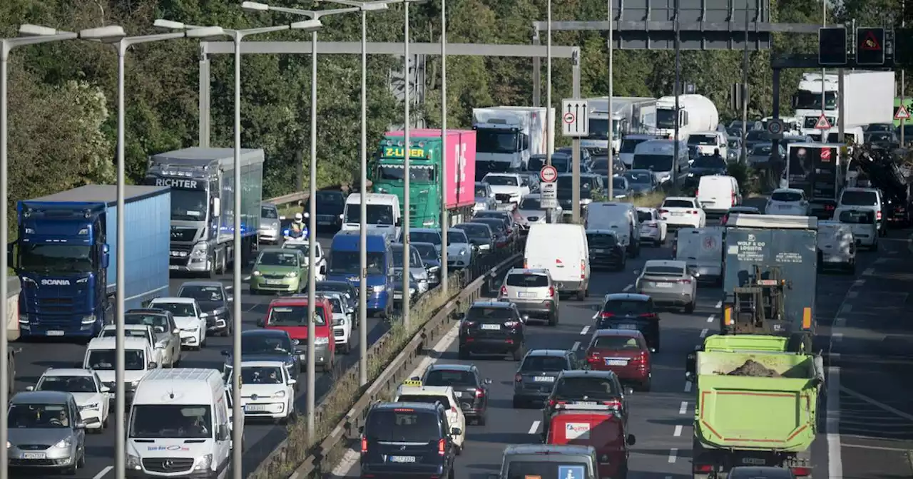 Reiseverkehr auch in NRW: Herbstferien und Feiertag bringen Staugefahr - hier wird es am Wochenende voll