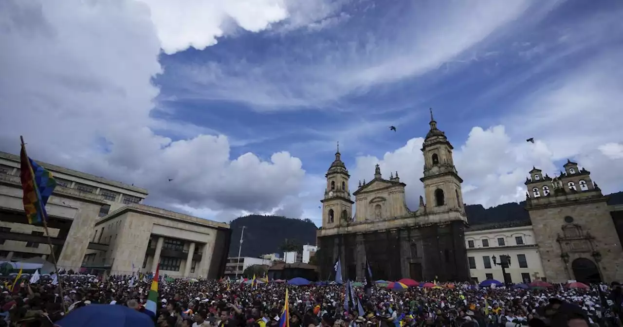 Miles de colombianos marchan en apoyo al presidente Gustavo Petro