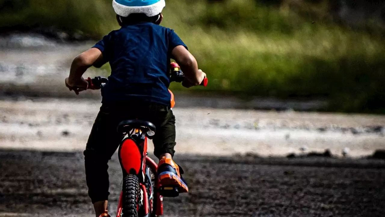 Bimbo di 4 anni cade dalla bici: in ospedale in gravi condizioni