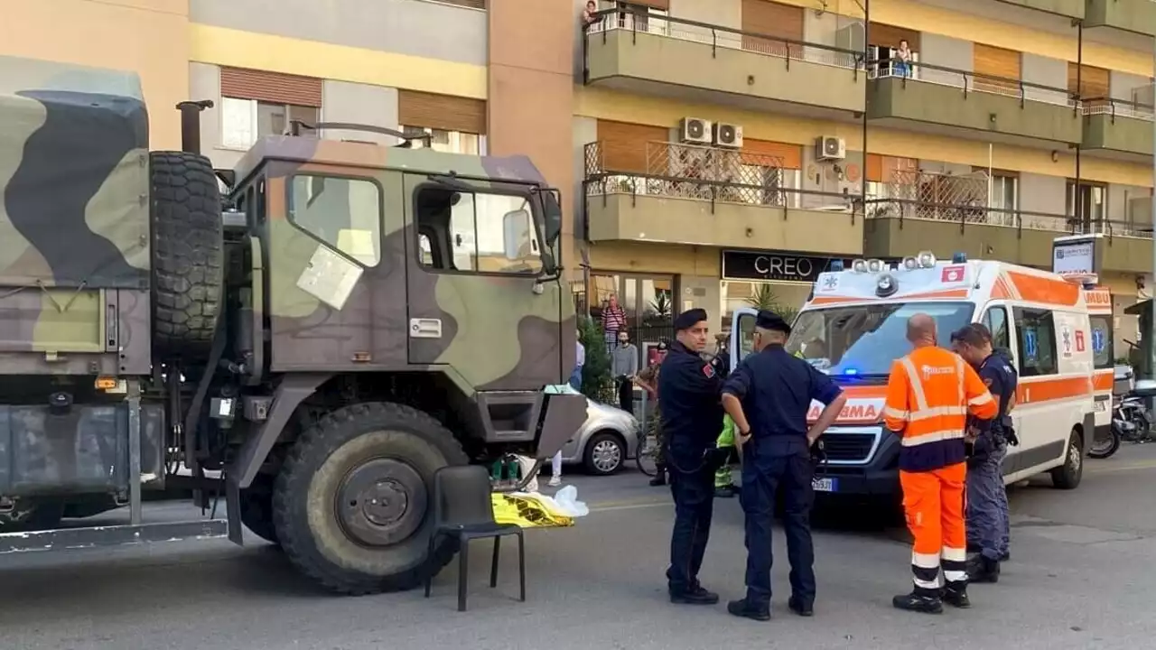 Travolta da un camion dell'Esercito mentre attraversa: morta una donna