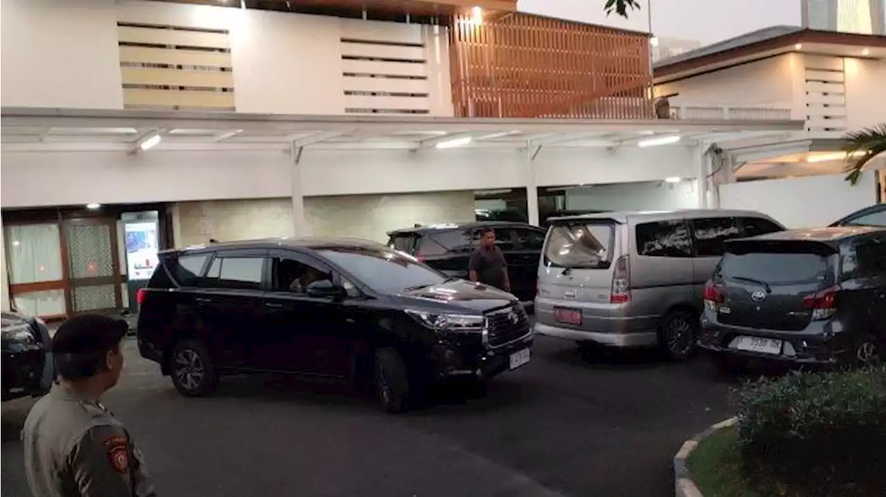 Satu Mobil Keluar Saat KPK Geledah Rumah Dinas Mentan Syahrul Yasin Limpo di Widya Chandra