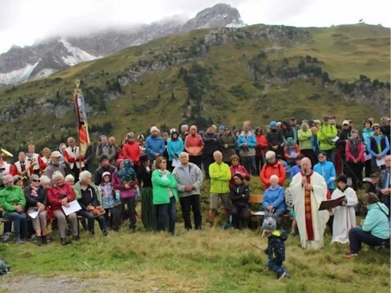 Friedensmesse am Simmel: Eine Begegnung von Tradition, Natur und Glauben