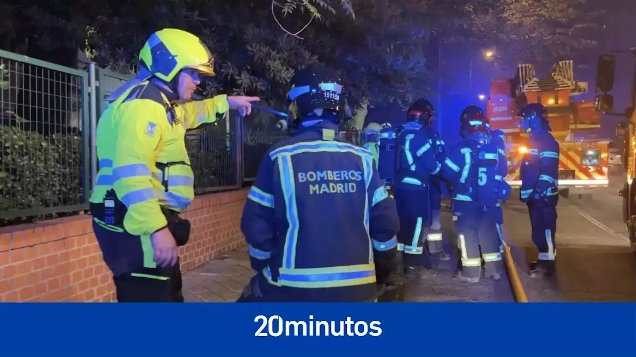 Un incendio en una cocina de una vivienda en Ciudad Lineal deja a una vecina intoxicada