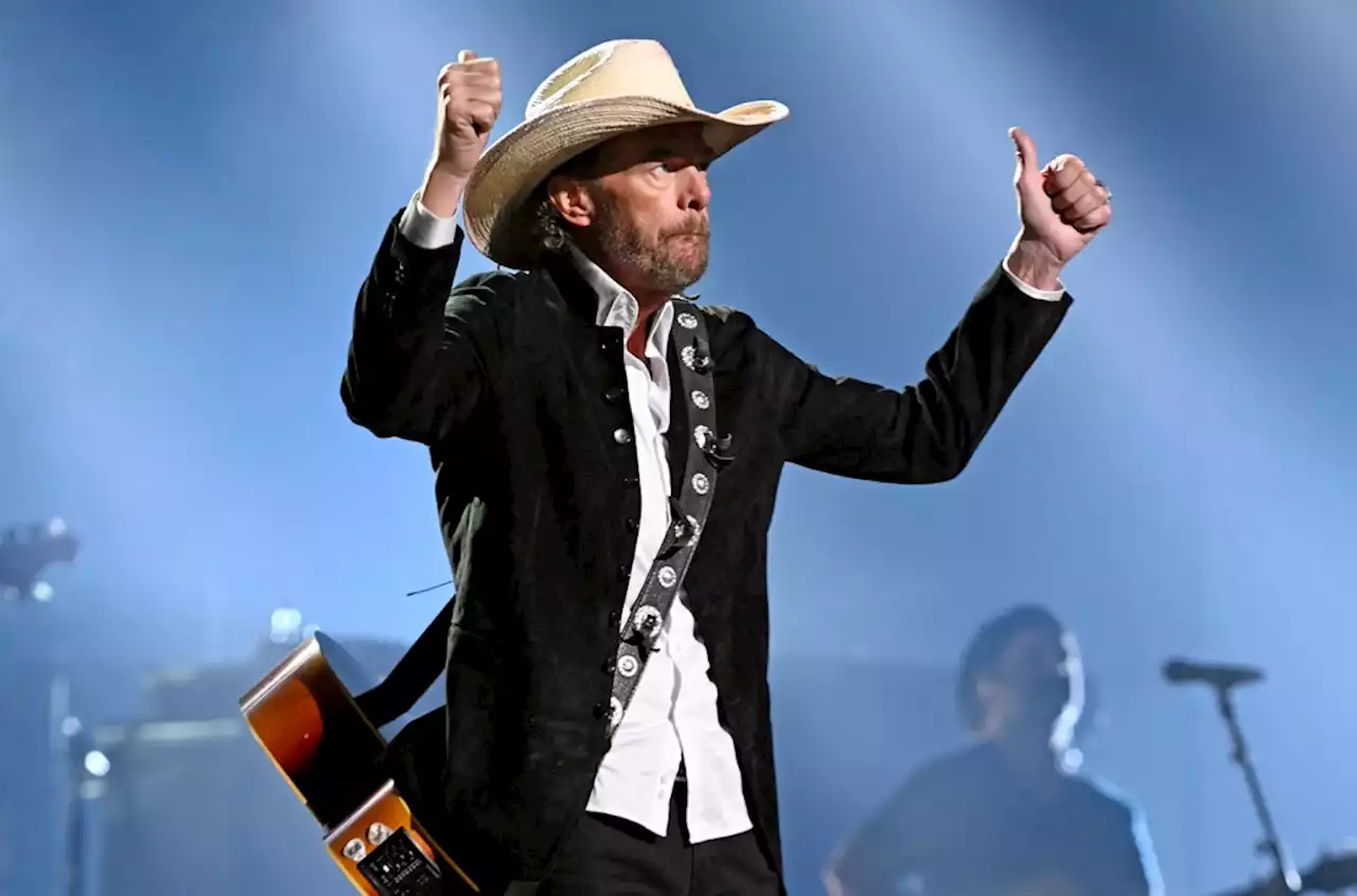 Toby Keith Offers Health Update at People’s Choice Country Awards After Cancer Diagnosis: ‘You Just Have to Dig In’