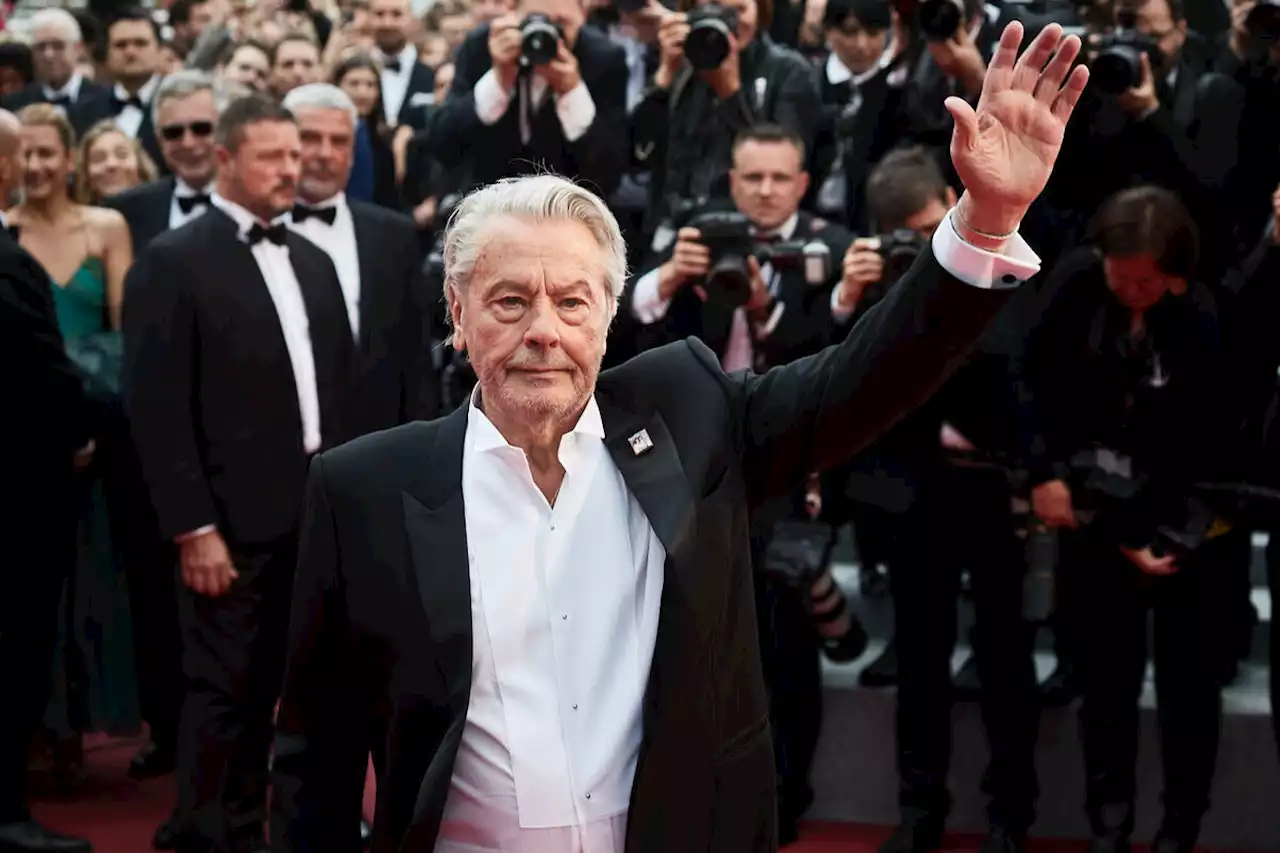 Alain Delon : l’acteur sort du silence pour apporter son soutien à une partenaire historique