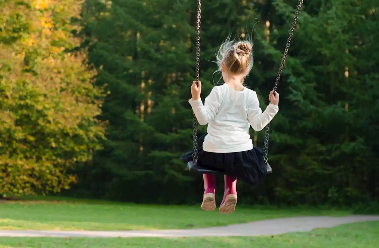 Une petite fille de trois ans se blesse toute seule par balle dans des circonstances lunaires