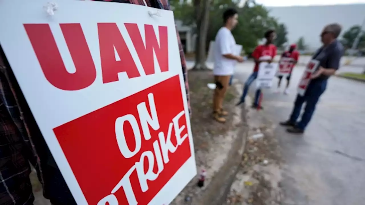 United Auto Workers strikes spread to Chicago and Lansing as 7,000 more workers join the picket line