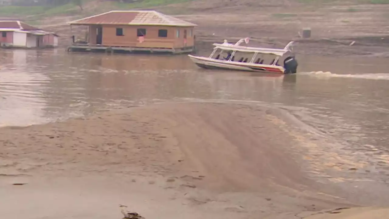 Casas flutuantes encalham em rio que secou no Amazonas; embarcações levam mais tempo em viagens