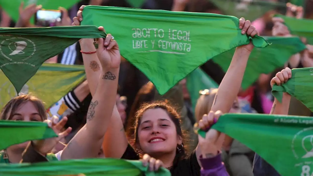 Le donne contro Milei. In migliaia a Buenos Aires a difesa dell'aborto: 'Se vince lui, perderemo tutte' (di N. Palla)