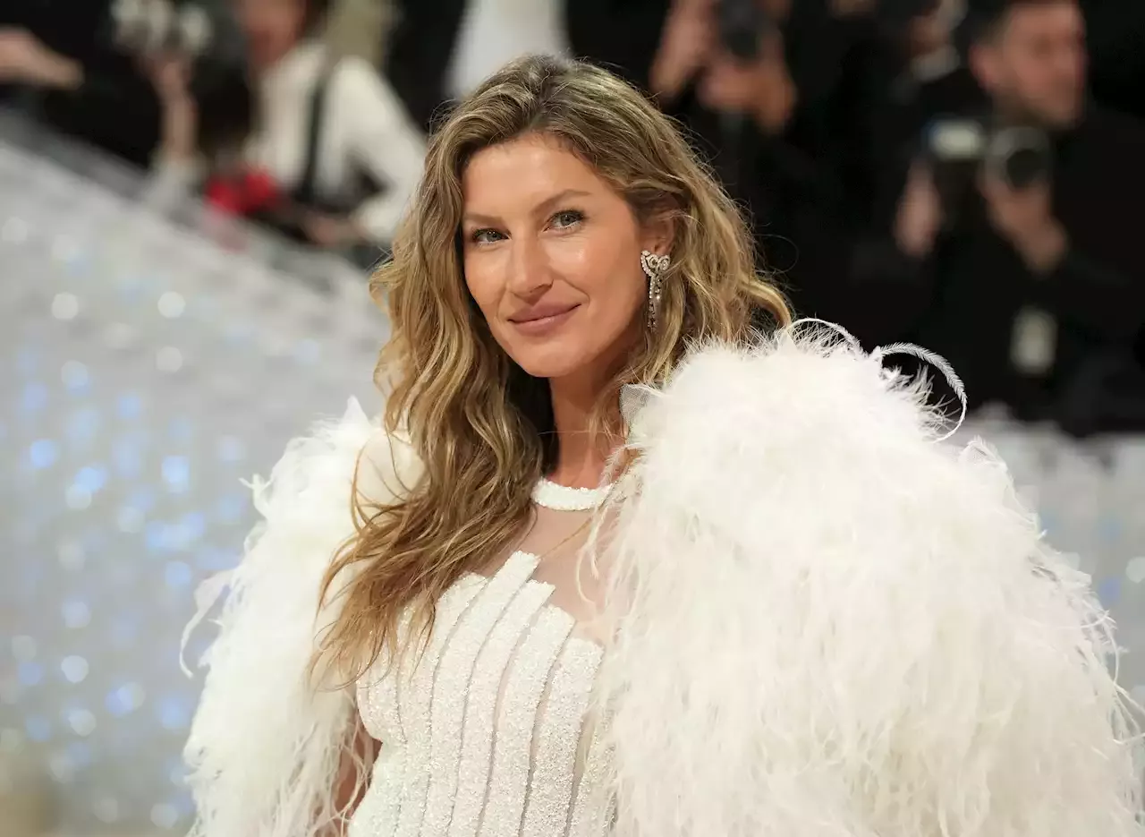 Gisele Bündchen Shares Rare Photo With Parents And All 5 Of Her Sisters ...