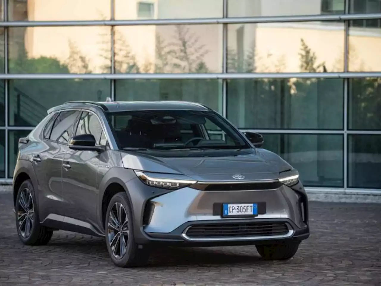 Toyota bZ4X, presentato il primo SUV 100% elettrico della casa giapponese