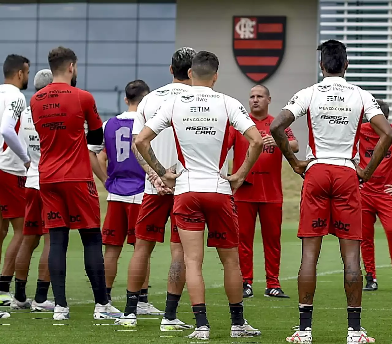 Diretoria do Flamengo deixa jogadores sem detalhes sobre saída de Sampaoli e chegada de novo treinador